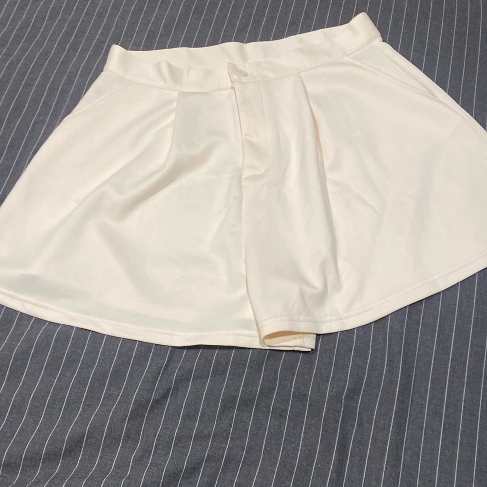 Cider Woman’s cream off white shorts